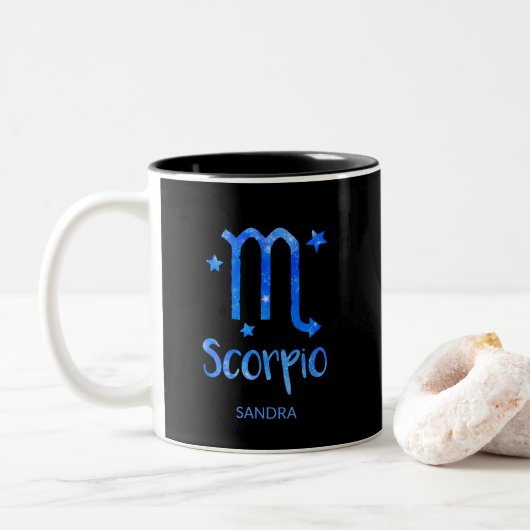 Monogramm, Zodiac-Zeichen, Scorpio, Blaugalaxie Zweifarbige Tasse (Mit Donut)