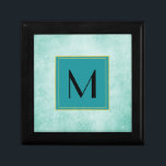 Monogramm zur Textur des Vintagen Miniaturpapiers Schmuckschachtel<br><div class="desc">Altes, Vintages Papier mit verblasster Handschrift auf einem weichen, mint grünen Hintergrund. Eine schöne, schabbische Textur mit einem alten Charme. Monogramm Rahmen ist eine quadratische Box in einer aquamarinen Farbe mit einem doppelten goldenen Rahmen. Der Schriftart im Inneren ist ein schicker und trendiger schwarzer Schriftart. Personalisieren Sie das Monogramm mit...</div>