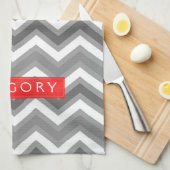 Monogrammatisches weißes und graues Zickzack Muste Handtuch (Viertel Falte)