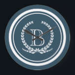 Monogrammdesign Große Wanduhr<br><div class="desc">Monogramm-Design mit Laurel-Kranz-Dekoration in gestreifter,  runder Form auf blauem Hintergrund</div>