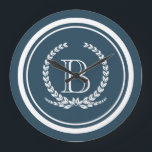 Monogrammdesign Große Wanduhr<br><div class="desc">Monogramm-Design mit Laurel-Kranz-Dekoration in gestreifter, runder Form auf blauem Hintergrund</div>