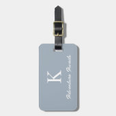 Monogramme Dusty Blue Adventure wartet auf Geschen Gepäckanhänger (Vorderseite vertikal)