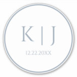 Monogramme Dusty Blue Elegant Minimalistisch Hochz Aufkleber<br><div class="desc">Gedruckt mit Monogramm-Initialen für Paare in benutzerdefinierten staubblauen Farbe,  ideal für Hochzeiten,  Verlobungen,  Jubiläen etc. (die Sie bearbeiten,  ändern und personalisieren können) in einfachem,  elegantem Design! In allen Größen erhältlich,  wählen Sie einfach die richtige Größe aus.</div>