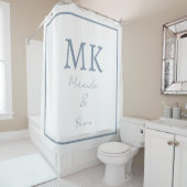 Monogramme Dusty Blue White Modern Minimal Trendy Duschvorhang (Beispiel)