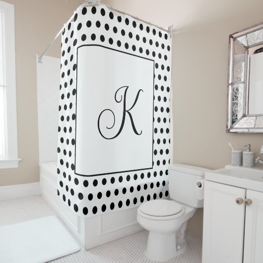 Monogramme Schwarz-weiß Polka Dots Modernes Elegan Duschvorhang (Beispiel)