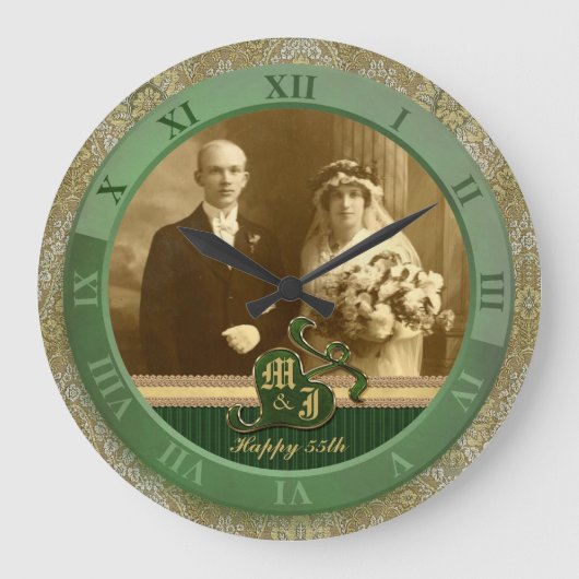 Monogrammed Antique Damask Gold Green Wedding Große Wanduhr (Vorderseite)
