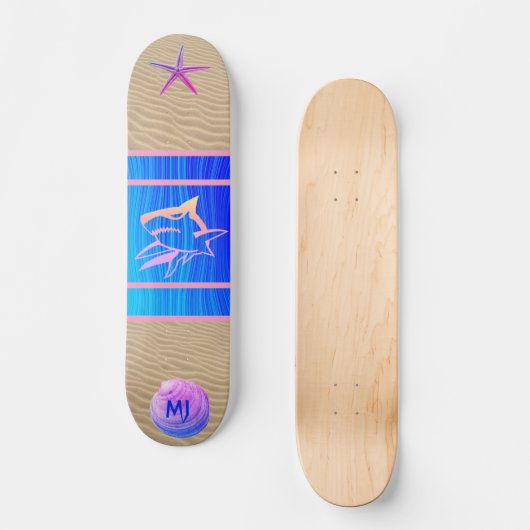 Monogrammed Beach Shark Seashell Skateboard (Vorderseite)