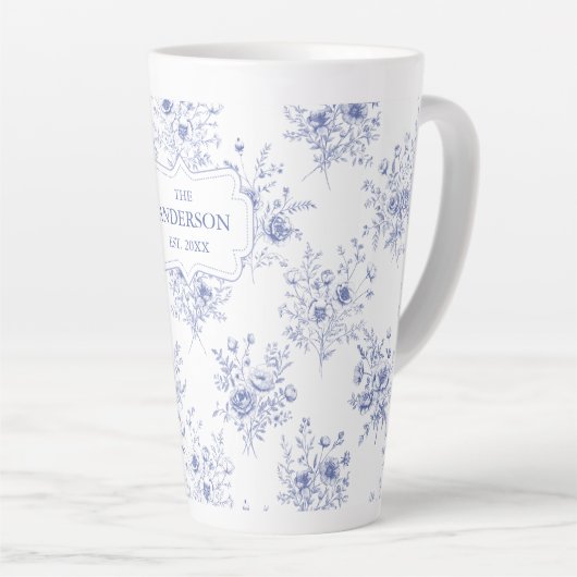 Monogrammed Classic Blue Flowers Floral Pattern Milchtasse (Rechte Ecke)