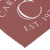 Monogrammed Double Striped | Cranberry Mittelgroßer Tischläufer (Ecke)