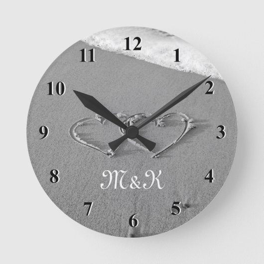Monogrammed wall clock with hearts in beach sand runde wanduhr (Vorderseite)