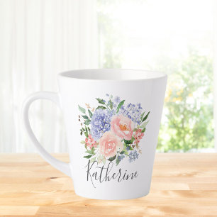 Monogrammierte Aquarell Blau Rosa Frühlingsblumen Milchtasse