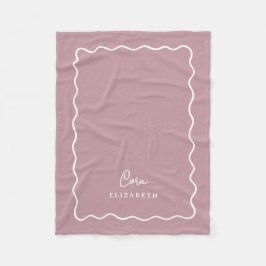 Monogrammierte Babydecke mit lila gewelltem Rand Fleecedecke