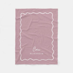 Monogrammierte Babydecke mit lila gewelltem Rand Fleecedecke
