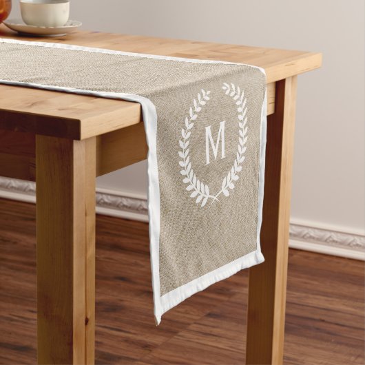 Monogrammierte Beige Imitate Linen & White Kranz Kurzer Tischläufer (Beispiel)