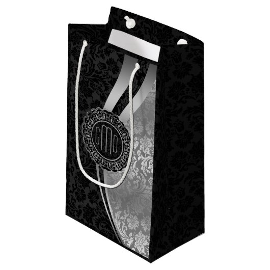 Monogrammierte Black & Silver Damasken Dynamische Kleine Geschenktüte (Vorderseite Schrägansicht)