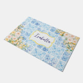 Monogrammierte blaue mediterrane Fliesen Blumen Zi Fußmatte (Schrägansicht)