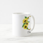 Monogrammierte goldene Sonnenblumen-Blumen-Initial Kaffeetasse (VorderseiteRechts)