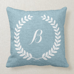 Monogrammierte hellblaue Linen und weißer Kranz Kissen