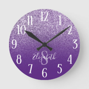Monogrammierte lila und Amethyst Glitter Ombre Runde Wanduhr