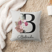 Monogrammierte moderne rosa Blumeninitiale B Kissen (Decke)