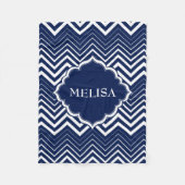 Monogrammierte Navy Blue und White Zigzag Zickzack Fleecedecke (Vorderseite)