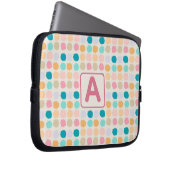 Monogrammierte Pastell-Punkte Laptopschutzhülle (Vorne Rechts)