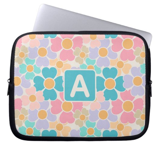 Monogrammierte Pastellblumen Laptopschutzhülle (Vorderseite)