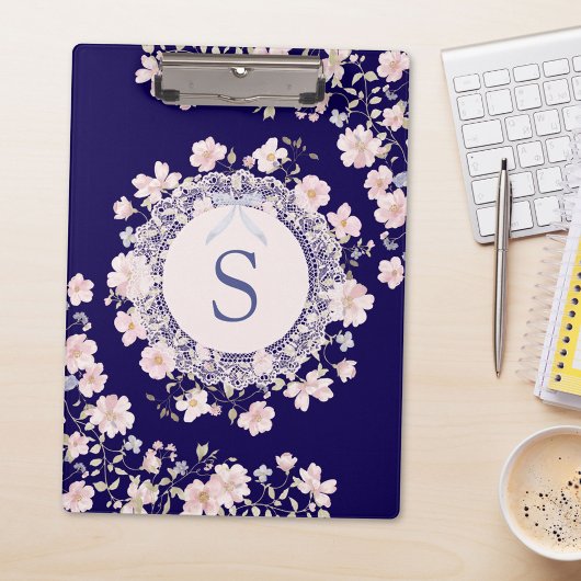 Monogrammierte rosa Blumen und Spitzen-Blumenmuste Klemmbrett