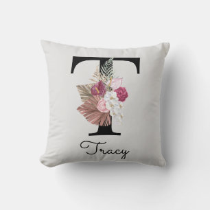 Monogrammierte rosa Blumeninitiale T Kissen