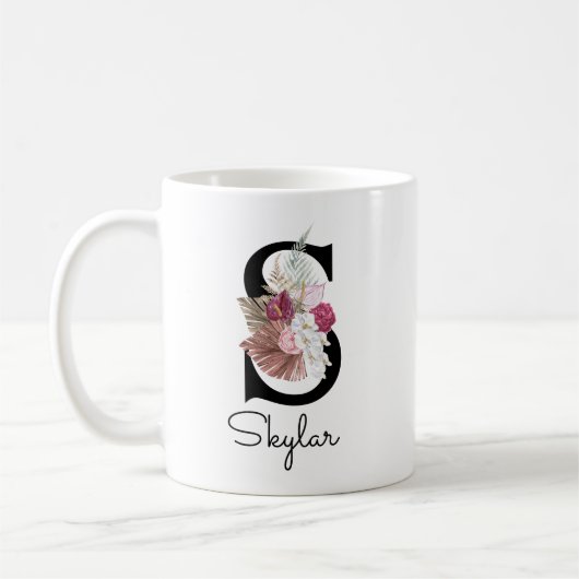 Monogrammierte rosa Boho-Blumeninitiale S Kaffeetasse (Links)