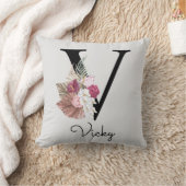 Monogrammierte rosa Boho-Blumeninitiale V Kissen (Decke)