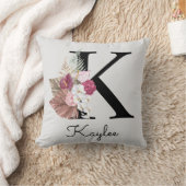 Monogrammierte rosa florale Initiale K Kissen (Decke)