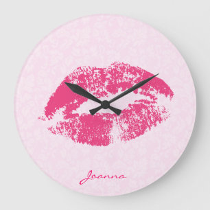 Monogrammierte rote Lippen über hellem rosa Damast Große Wanduhr