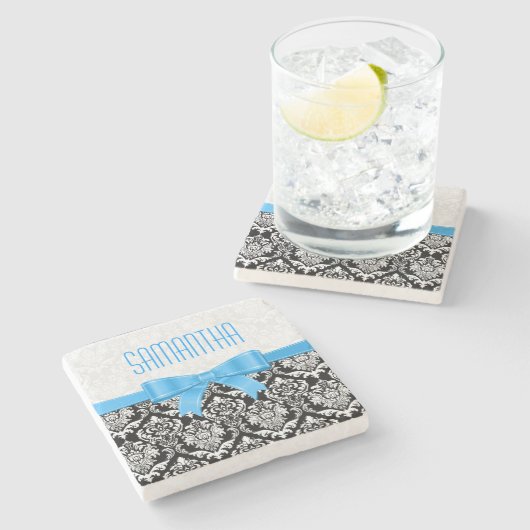 Monogrammierte schwarz-weiße Damaskas Blue Ribbon Steinuntersetzer (Seitenansicht)