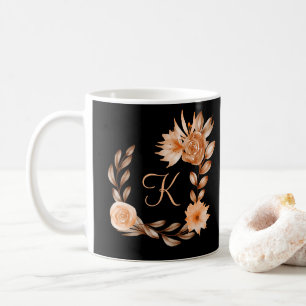 Monogrammierte schwarze braune und pfirsichfarbene kaffeetasse