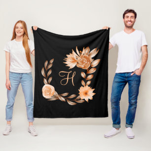 Monogrammierte schwarze und pfirsichfarbene Floral Fleecedecke