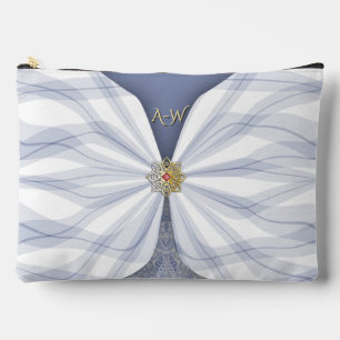 Monogrammierte staubblaue Juwel-Textil-Illusion Zubehörtasche
