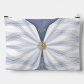 Monogrammierte staubblaue Juwel-Textil-Illusion  Zubehörtasche (Rückseite)