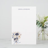 Monogrammierter eleganter marineblauer Blumenstrau Briefpapier (Stehend Vorderseite)