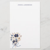 Monogrammierter eleganter marineblauer Blumenstrau Briefpapier (Vorderseite)