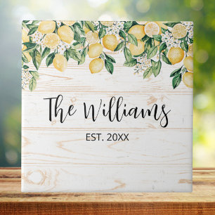 Monogrammierter gelber Zitronenbaum weißes Holz Fliese