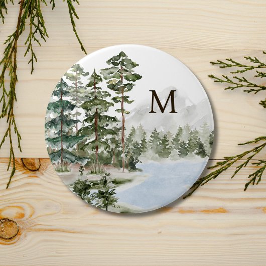 Monogrammierter grüner Kiefernwald und See Button