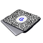 Monogrammierter Hintergrund D blau, schwarz und we Laptopschutzhülle (Vorne Knopf)