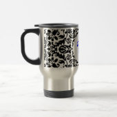 Monogrammierter Hintergrund D blau, schwarz und we Reisebecher (Links)