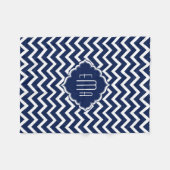 Monogrammierter White & Blue Geometric Zigzag Zick Fleecedecke (Vorderseite (Horizontal))