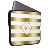Monogrammiertes Muster aus Gold und weißen Streife Laptopschutzhülle (Vorne Rechts)