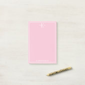 Monogrammiertes Rosa Post-it Klebezettel (Auf Schreibtisch)