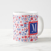 Monogrammm| Blaues und Korallenblumenmuster Jumbo-Tasse (Vorderseite Rechts)