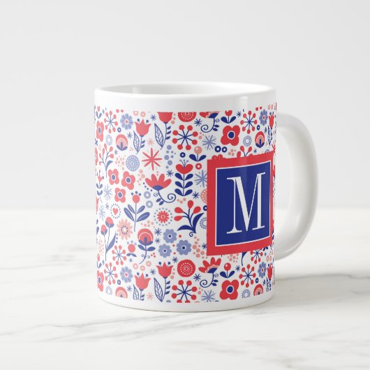 Monogrammm| Blaues und Korallenblumenmuster Jumbo-Tasse (Vorderseite Rechts)