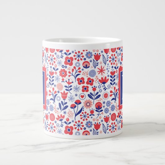 Monogrammm| Blaues und Korallenblumenmuster Jumbo-Tasse (Vorderseite)